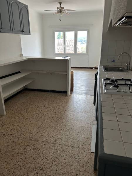 Location appartement de type trois au premier étage avec petit jardin sur la commune de Six Fours Les Plages