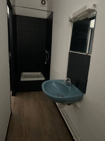 Location appartement de type trois au premier étage avec petit jardin sur la commune de Six Fours Les Plages