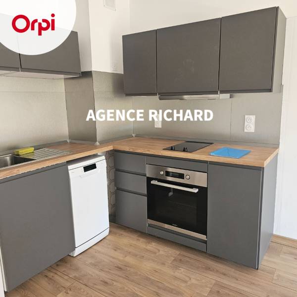 Location appartement type studio avec balcon, cave et parking extérieur en plein coeur de Sanary Sur Mer