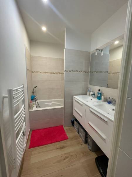 Location appartement de type trois avec une place de stationnement privative dans une résidence de fracture récente