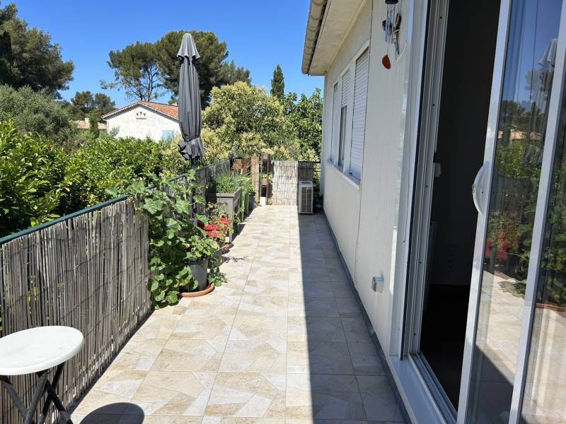 Location appartement type trois avec jardin, terrasse et place de parking à Six Fours Les Plages