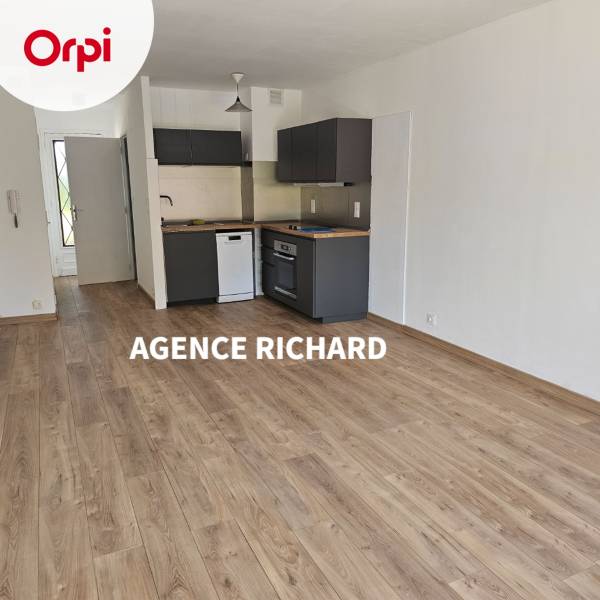 Location appartement type studio avec balcon, cave et parking extérieur en plein coeur de Sanary Sur Mer