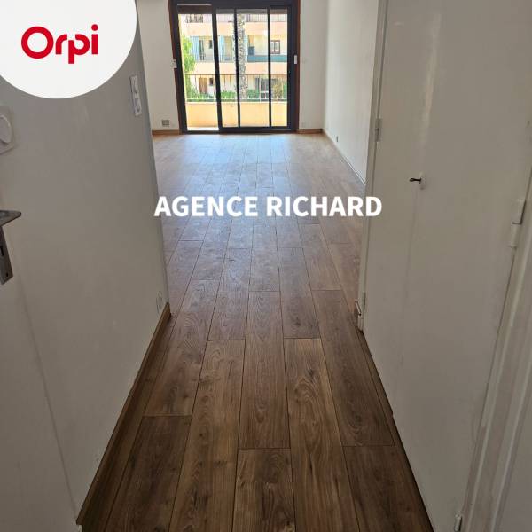 Location appartement type studio avec balcon, cave et parking extérieur en plein coeur de Sanary Sur Mer