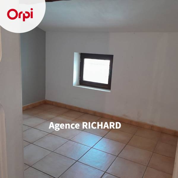 Location appartement de type 3 avec un balcon en plein cœur du centre ville historique d' Ollioules