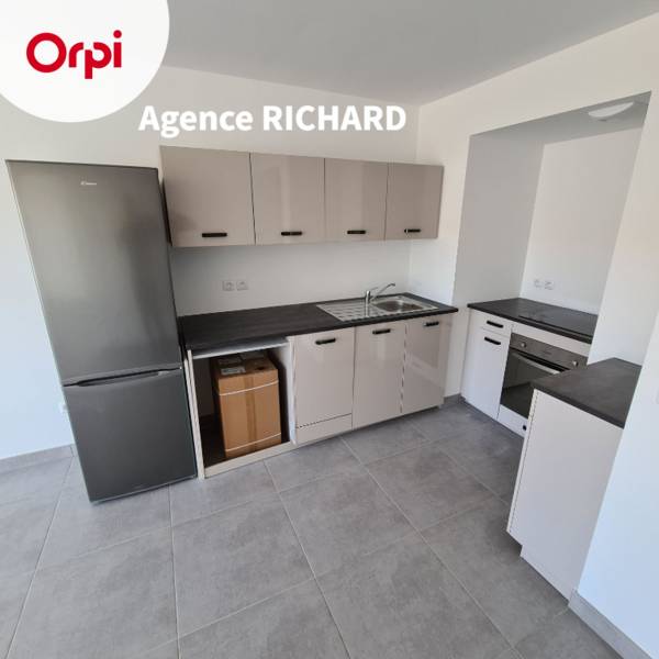 Location appartement de type deux avec place de stationnement privative en sous sol à Six Fours Les Plages