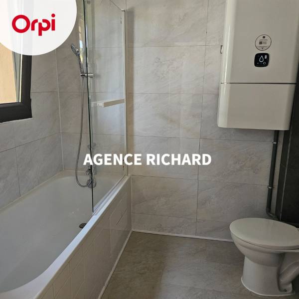 Location appartement type studio avec balcon, cave et parking extérieur en plein coeur de Sanary Sur Mer