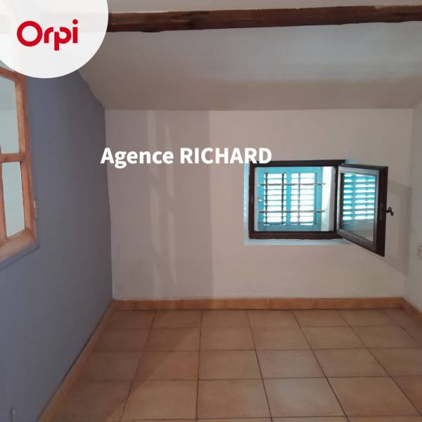 Location appartement de type 3 avec un balcon en plein cœur du centre ville historique d' Ollioules