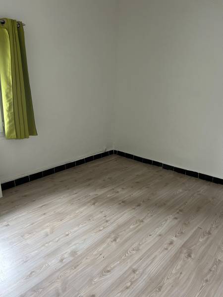 Location appartement de type trois au premier étage avec petit jardin sur la commune de Six Fours Les Plages