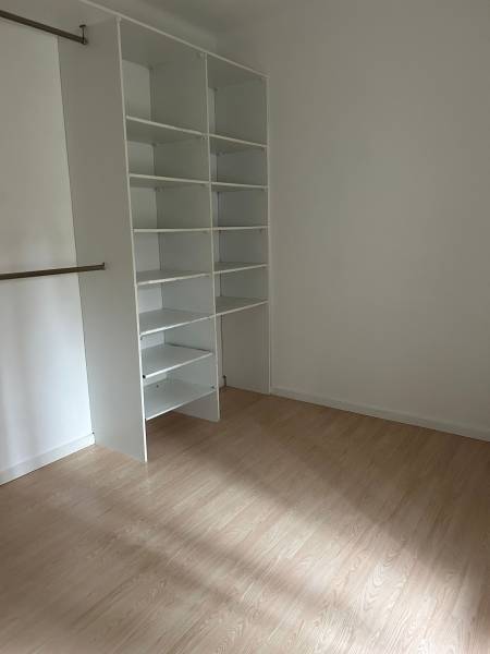 Location appartement de type trois au premier étage avec petit jardin sur la commune de Six Fours Les Plages