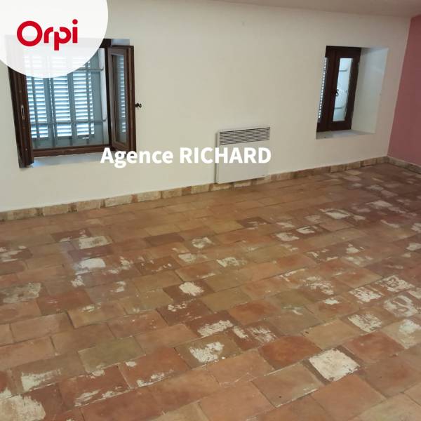 Location appartement de type 3 avec un balcon en plein cœur du centre ville historique d' Ollioules