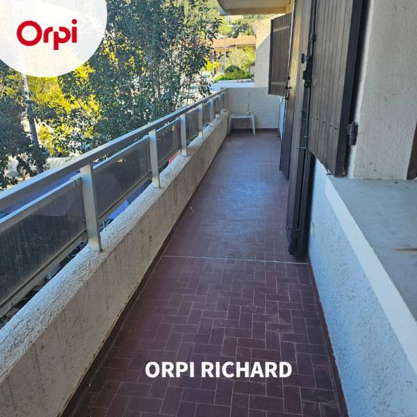 Location appartement de type 2 avec balcon en plein coeur du centre ville de Six Fours Les Plages