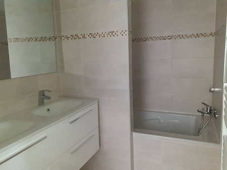 Appartement à louer 3 pièces 75 m2 La Seyne-sur-Mer  avec stationnement privatif